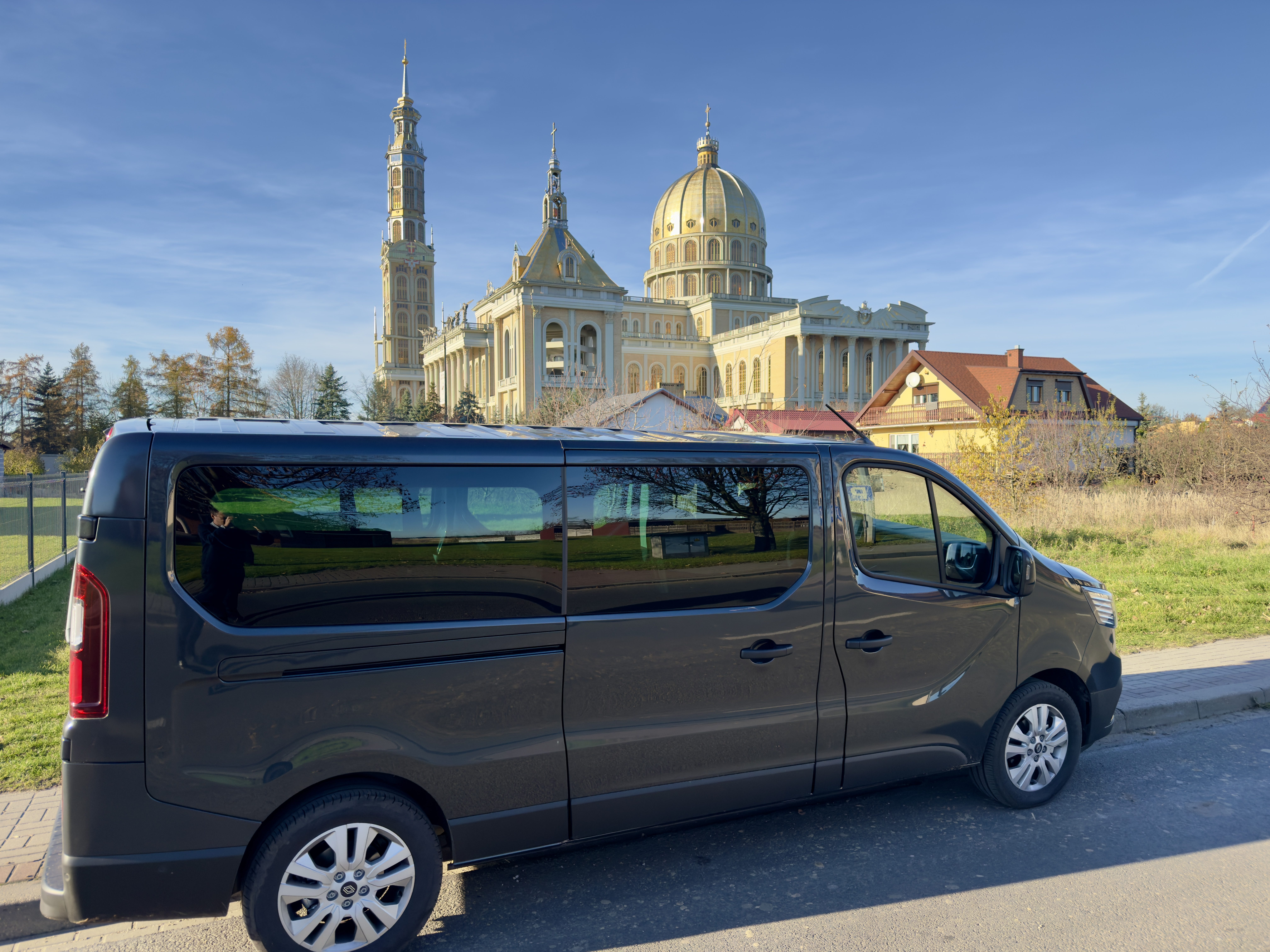 Renault Trafic Via Viator przed bazyliką w Licheniu — pielgrzymka.