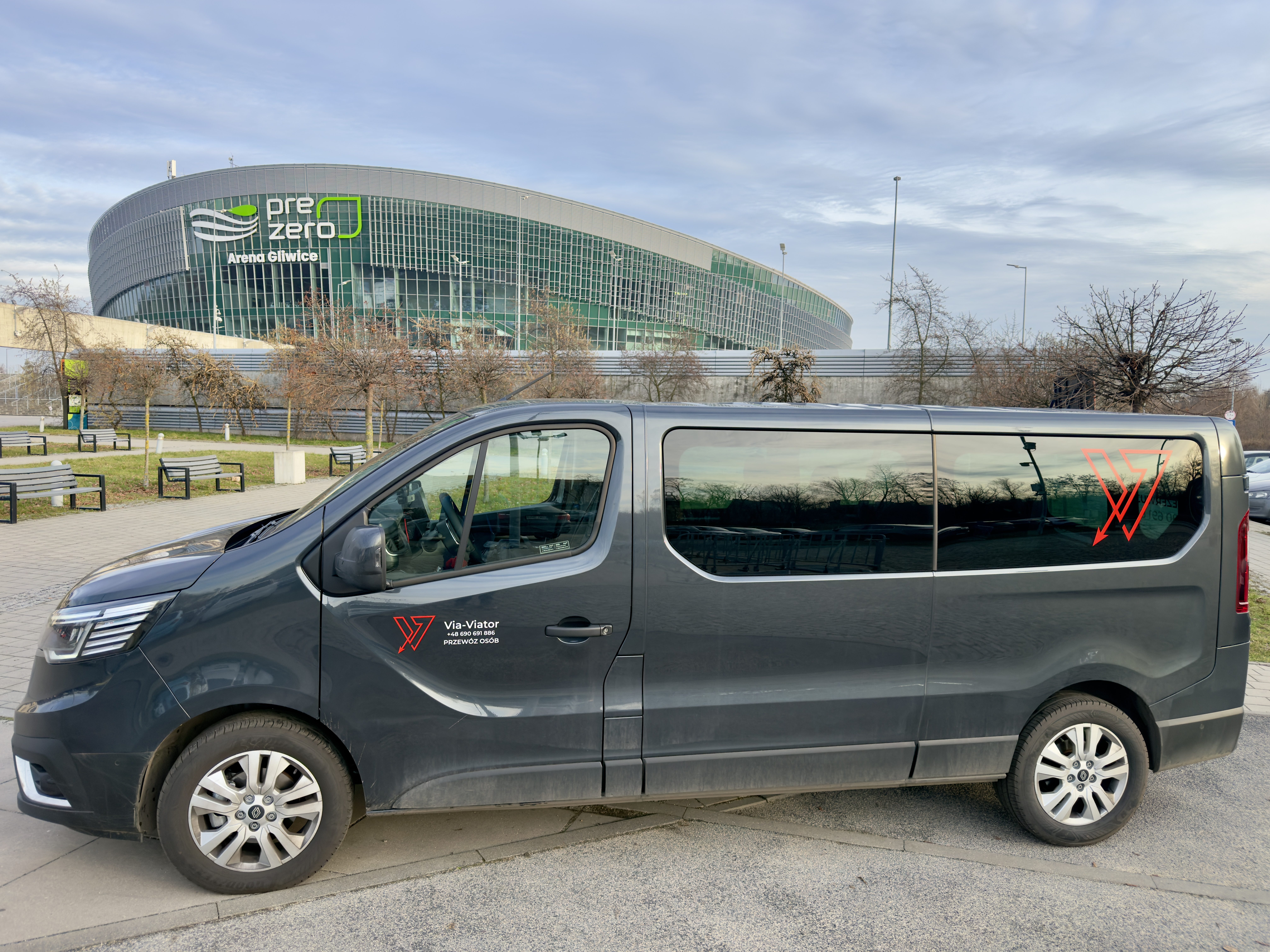 Renault Trafic Via Viator na podjeździe pod halą Arena Gliwice — transfer korporacyjny.
