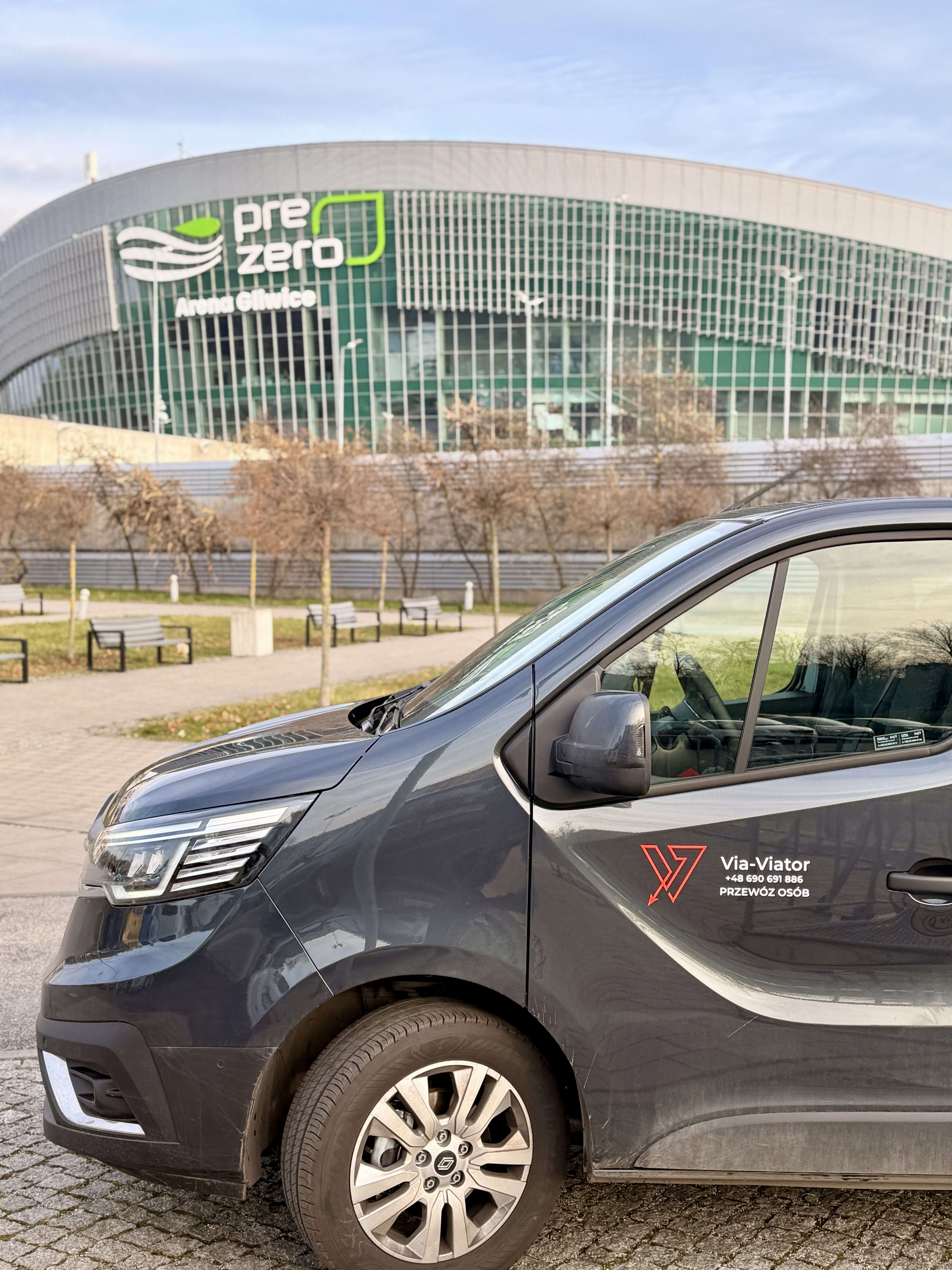 Renault Trafic Via Viator — asysta przy bagażu, kontekst opieki nad pasażerem.